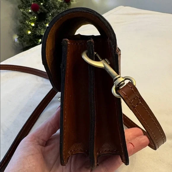 Like new! Patricia Nash Bella Leather Crossbody - Picture 4 of 15